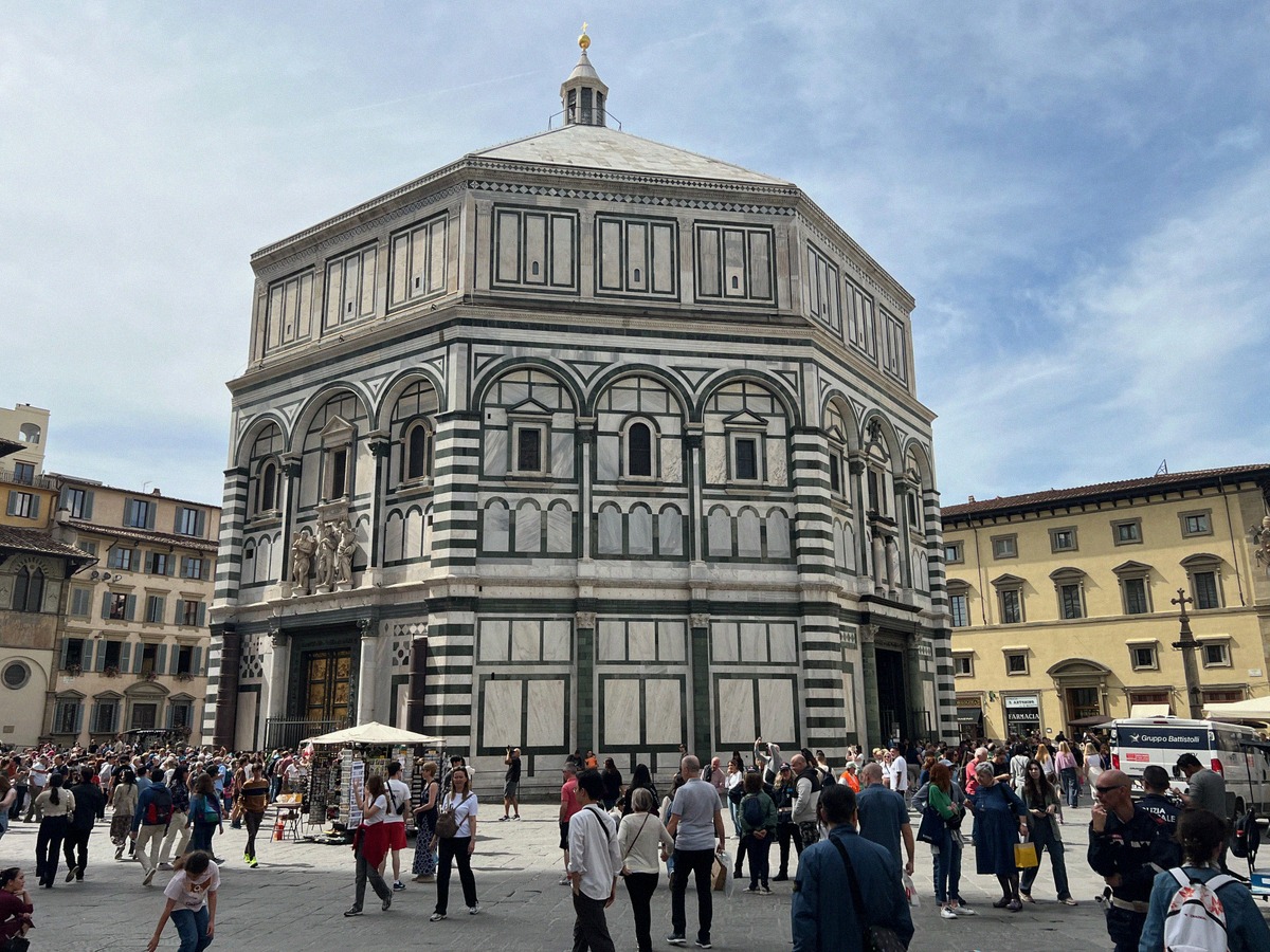 The octagonal Baptistery of San Giovanni with its green and white marble cladding.